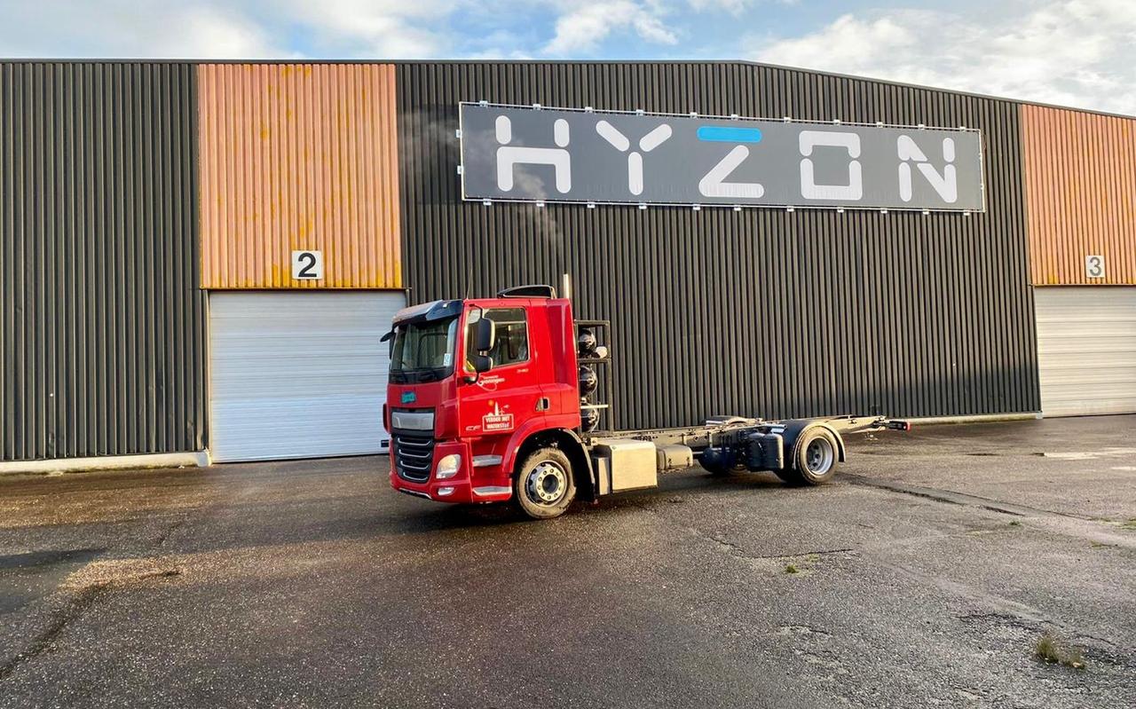 Groene waterstof krijgt ook een rol als brandstof bij zwaar transport over de weg. Bij Hyzon in Winschoten maken ze trucks die op waterstof rijden. Groene waterstof krijgt ook een rol als brandstof bij zwaar transport over de weg. Bij Hyzon in Winschoten maken ze trucks die op waterstof rijden.