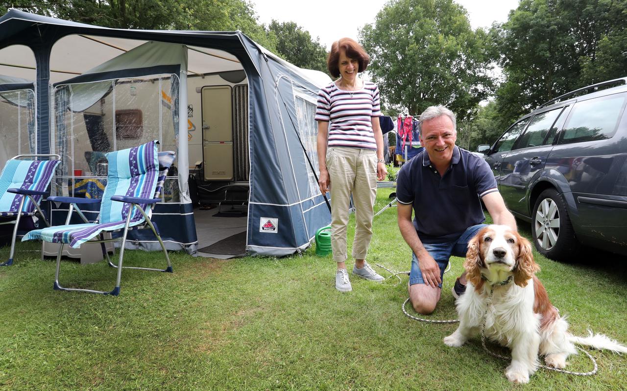 Bert en Desirée Simon genieten, na de spanning van vorige week, nu volop van hun vakantie in Ter Apel Bert en Desirée Simon genieten, na de spanning van vorige week, nu volop van hun vakantie in Ter Apel
