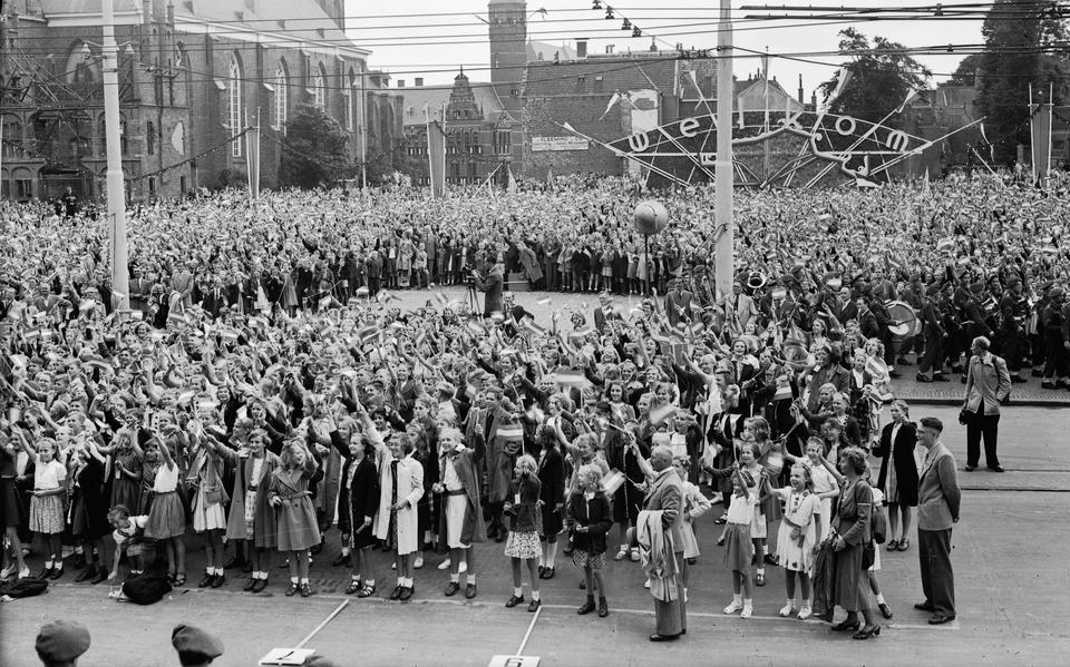 Vijfhonderd kinderen brengen het koninklijk paar een ‘klepper-ovatie’ op de Grote Markt, 21 juni 1950.