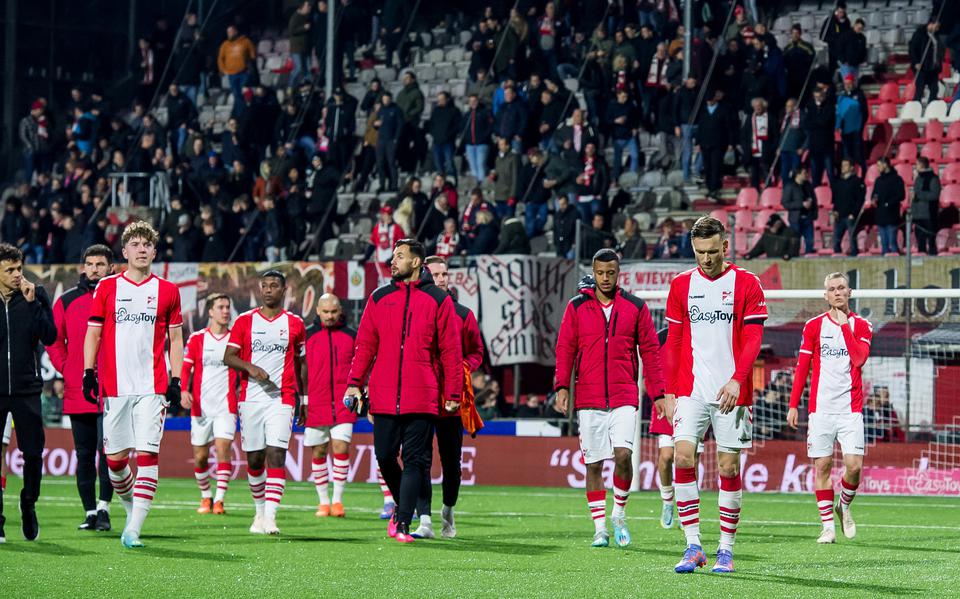 De spelers van FC Emmen balen na de thuisnederlaag tegen Fortuna Sittard.