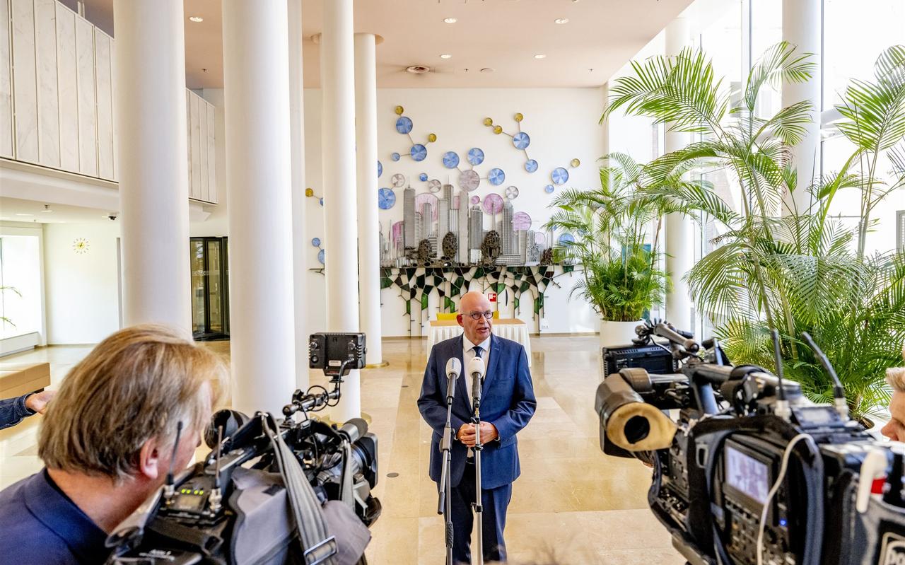 Staghouwer is tot de conclusie gekomen dat hij niet de juiste man is om de omslag die de landbouw moet maken te leiden. Staghouwer is tot de conclusie gekomen dat hij niet de juiste man is om de omslag die de landbouw moet maken te leiden.