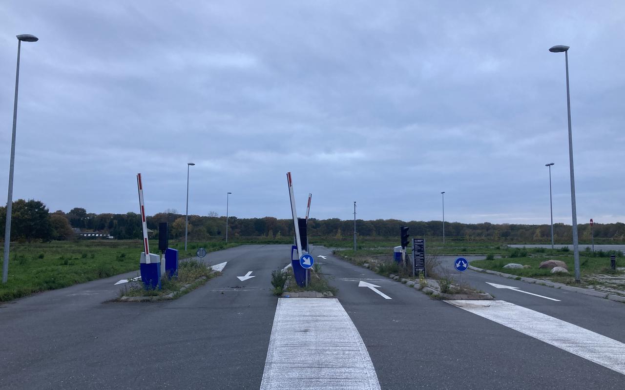 De grote betonblokken zijn weg, de poorten staan weer open. Automobilisten kunnen weer op de grote parkeerplaats achter Wildlands in Emmen.