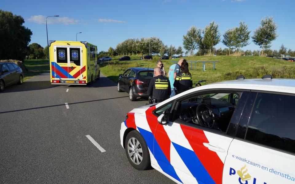 Fietsster naar het ziekenhuis na botsing met auto in Groningen.