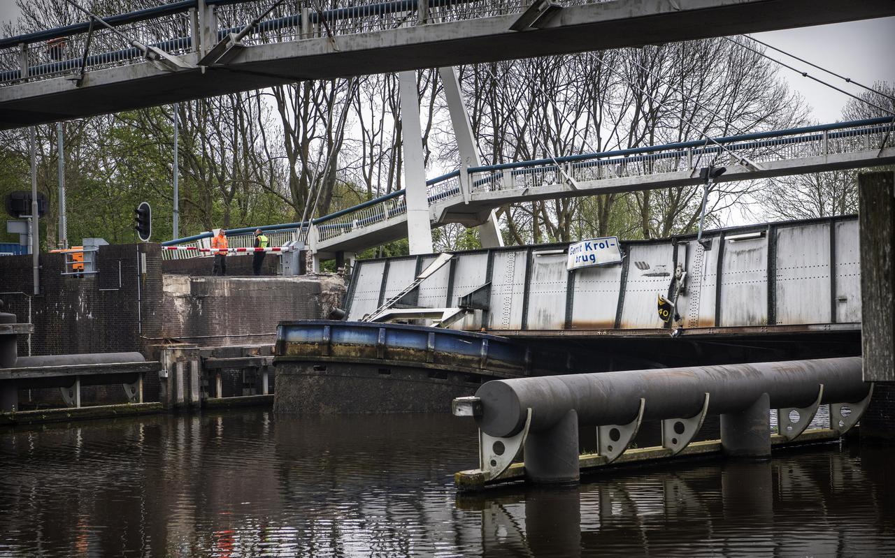 De Gerrit Krolbrug over het Van Starkenborghkanaal na de aanvaring in mei. De discussie over de vervanging was toen al jaren aan de gang. Rijkswaterstaat hoopt dit jaar op duidelijkheid, de nieuwe brug moet eind 2026 klaar zijn. Over tijdelijke vervanging is nog niets bekend.