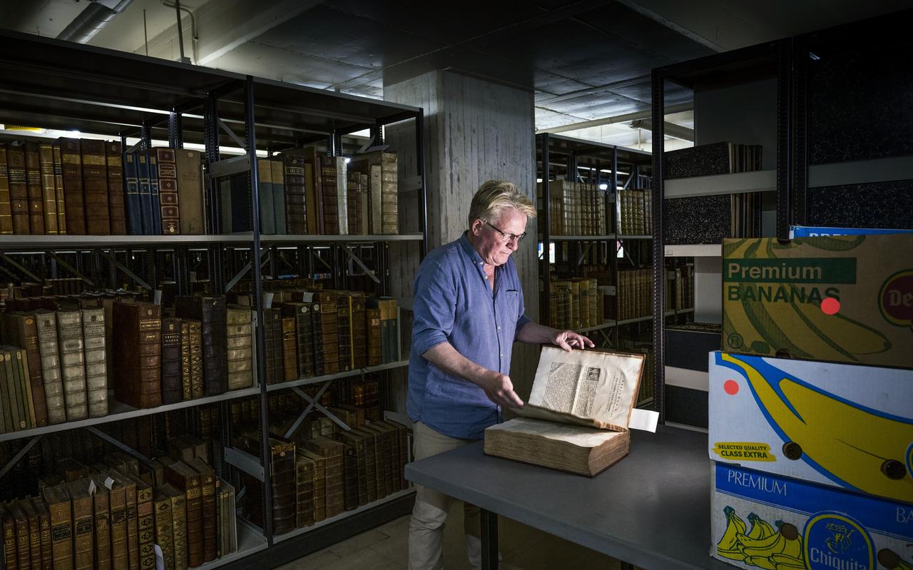 Frank den Hollander omringt zich al zijn hele leven met boeken. Frank den Hollander omringt zich al zijn hele leven met boeken.
