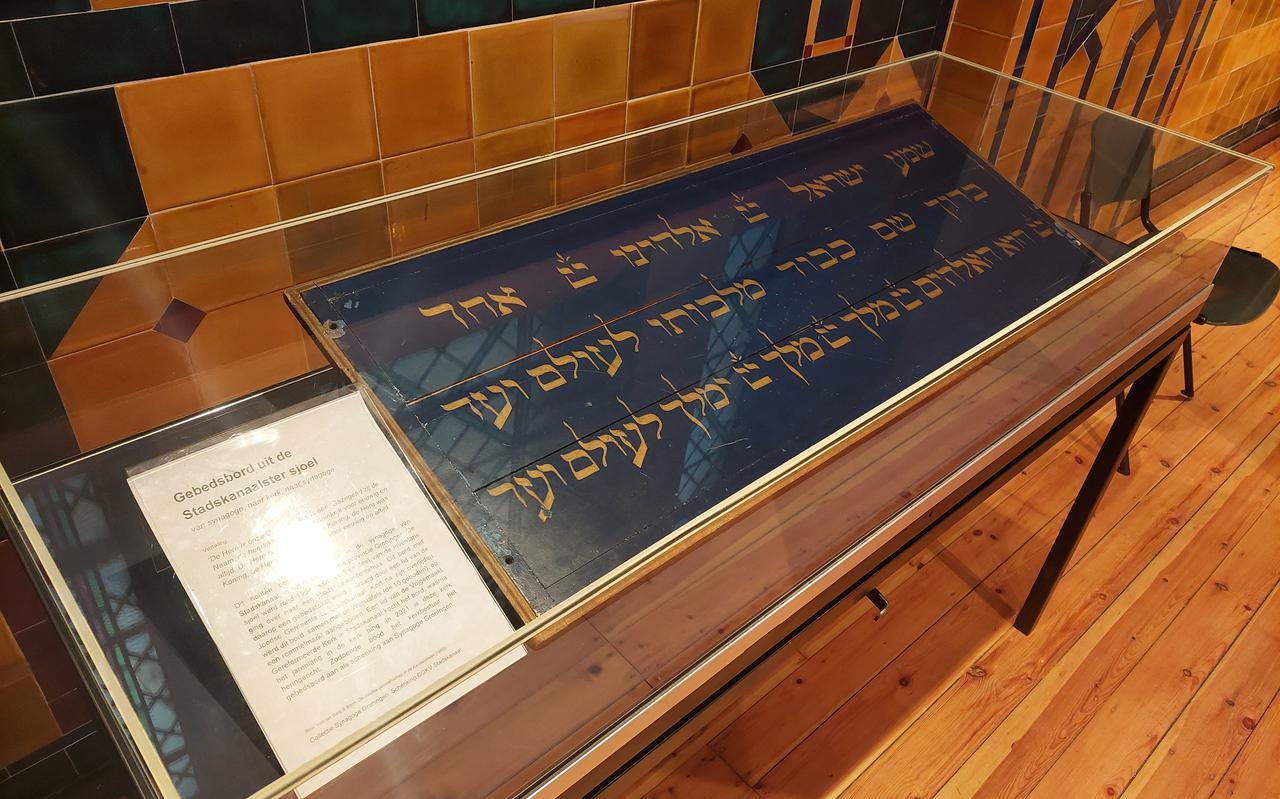 Het gebedsbord ligt nu in een vitrine in de synagoge in de Folkingestraat in Groningen.