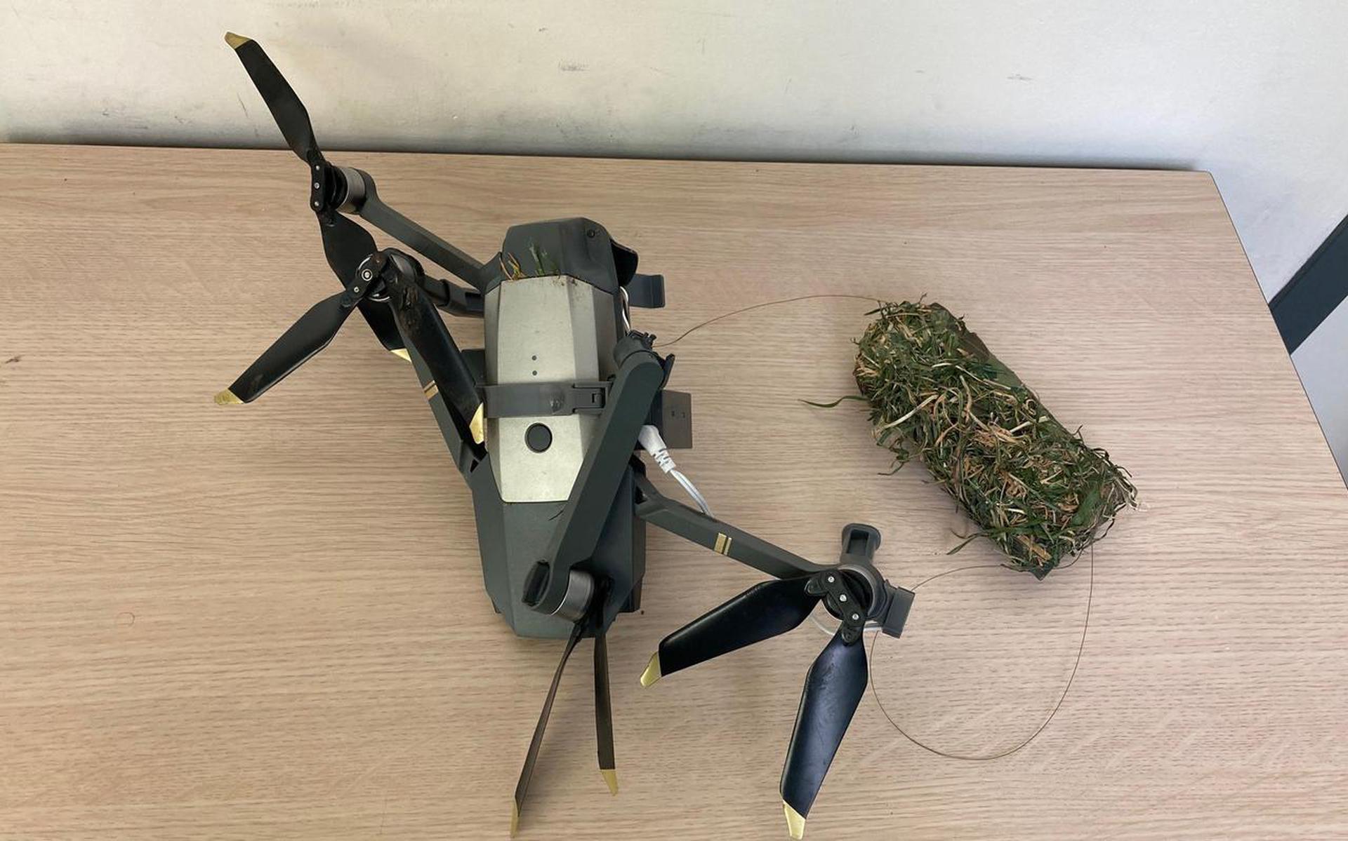 Deze drone crashte maart dit jaar bij PI Norgerhaven in Veenhuizen. In het pakketje, ook hier weer gecamoufleerd als graspol, zaten een i-Phone, laadsnoeren, 42 gram hasj en Viagrapillen.