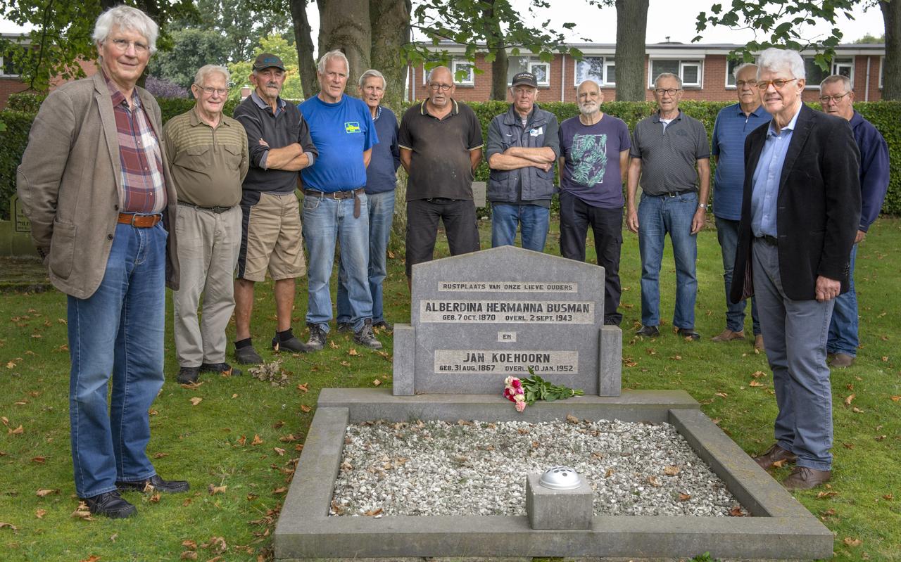 Kleinzoon Jan Koehoorn (rechts) bij het graf van zijn grootvader. Links Albert Huizing, met op de achtergrond de vrijwilligers. Kleinzoon Jan Koehoorn (rechts) bij het graf van zijn grootvader. Links Albert Huizing, met op de achtergrond de vrijwilligers.