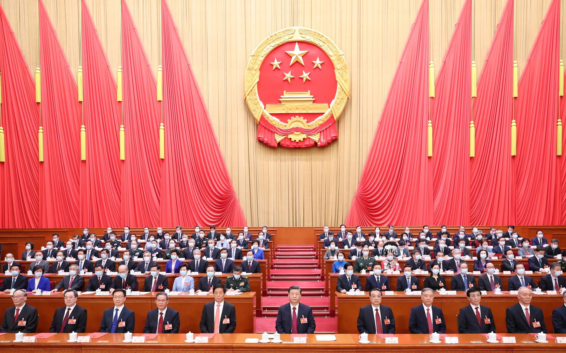 De Chinese president Xi Jinping en andere Chinese leiders wonen de slotbijeenkomst bij van de eerste sessie van het 14e Nationale Volkscongres (NPC) in de Grote Hal van het Volk in Peking, China, 13 maart 2023.
