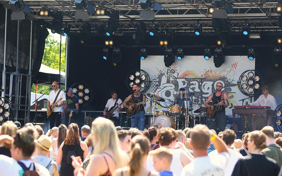 Douwe Bob en band trappen de tweede dag van het Pagefestival af.