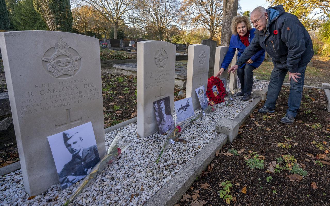 Jaap en Jetty Kat hebben een bijzondere band met de graven van geallieerde piloten in Ter Apel en leggen er elk jaar op 23 november een krans. 