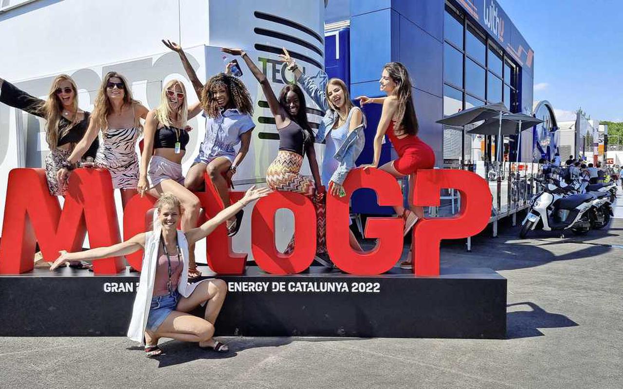 Nanette Por (voor) met haar team van modellen tijdens de Grand Prix van afgelopen weekeinde in Catalonië.