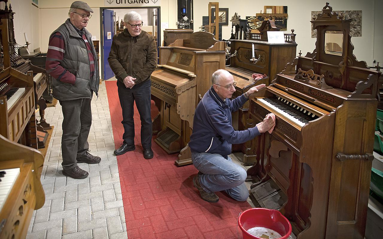 Het Harmonium Museum in 2017 met verzamelaar Jan Vos, oud-voorzitter Johan Kikkert en penningmeester Wietze Koops.