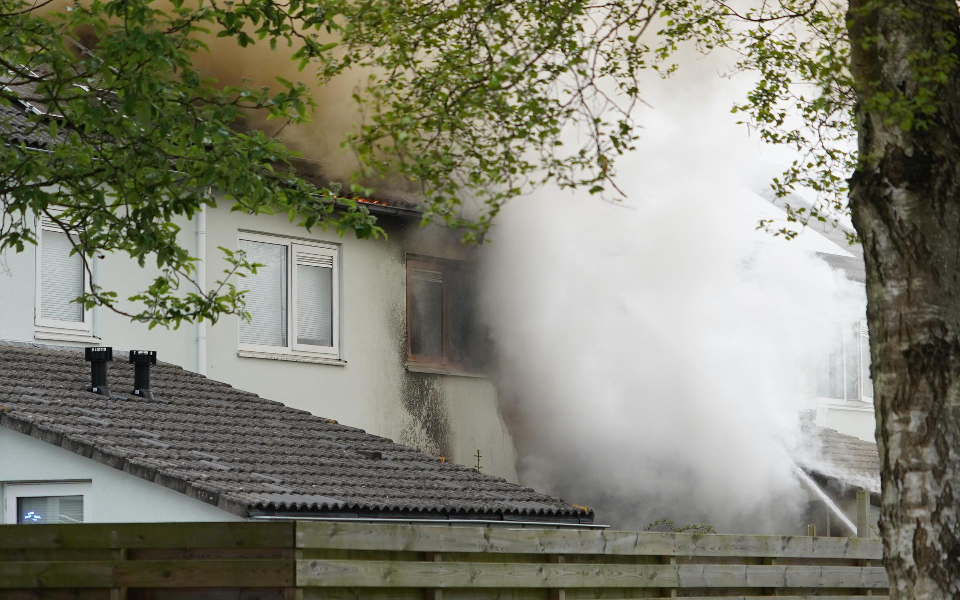 Huis In Assen Gaat Volledig In Vlammen Op. Brandweer Ontruimt ...