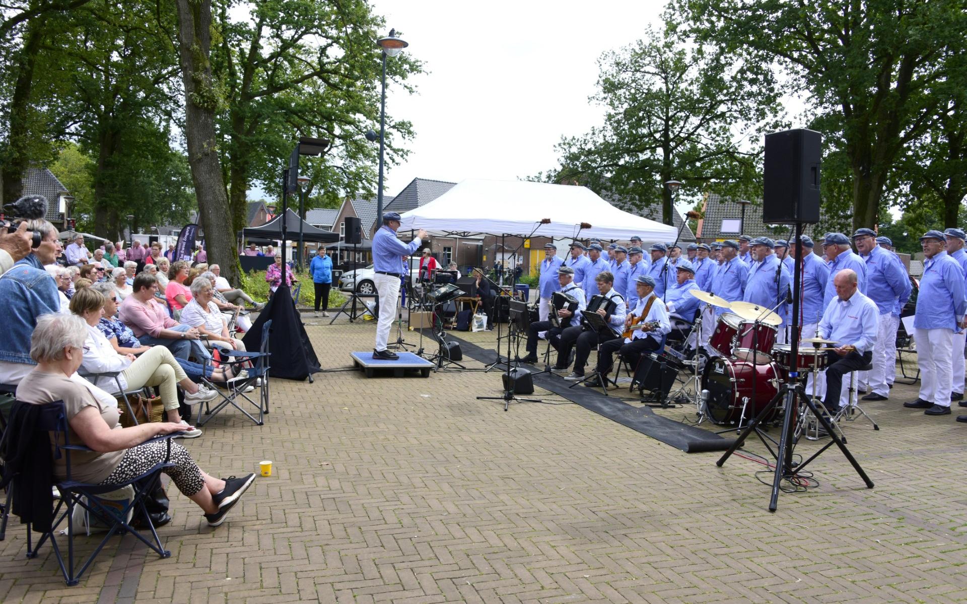 Meedeinen op de muziek en uit volle borst meezingen. Het kon allemaal tijdens het Korenfestival in W