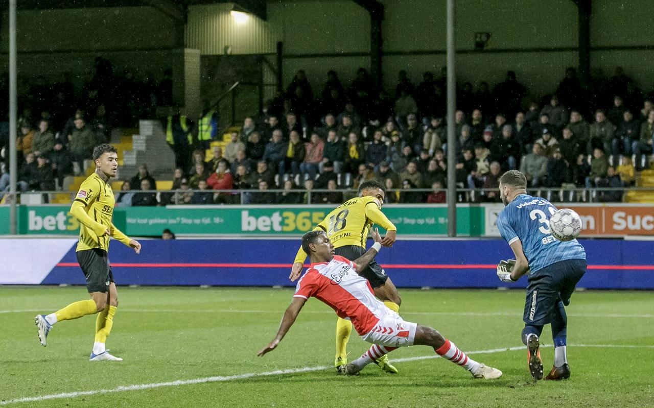 Miguel Araujo passeert namens FC Emmen met een uiterste poging VVV-doelman Lukas Zima en scoort zo in de blessuretijd van de tweede helft de winnende: 2-3. Miguel Araujo passeert namens FC Emmen met een uiterste poging VVV-doelman Lukas Zima en scoort zo in de blessuretijd van de tweede helft de winnende: 2-3.