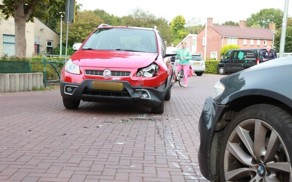Automobilist naar ziekenhuis na aanrijding op kruising in Westerbroek. Automobilist naar ziekenhuis na aanrijding op kruising in Westerbroek.