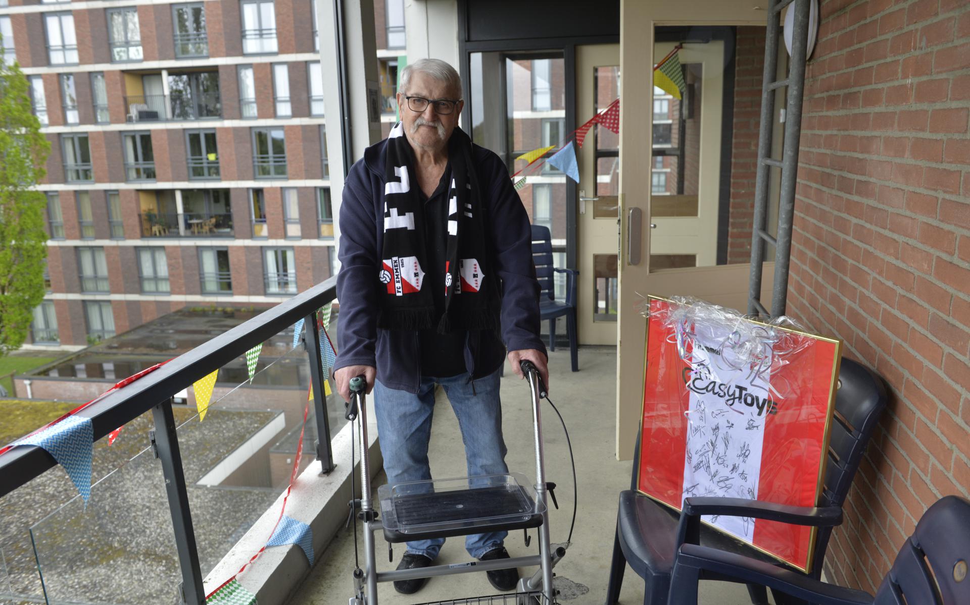 Otto Vos op zijn stekkie met zijn nieuwe aanwinst van FC Emmen.