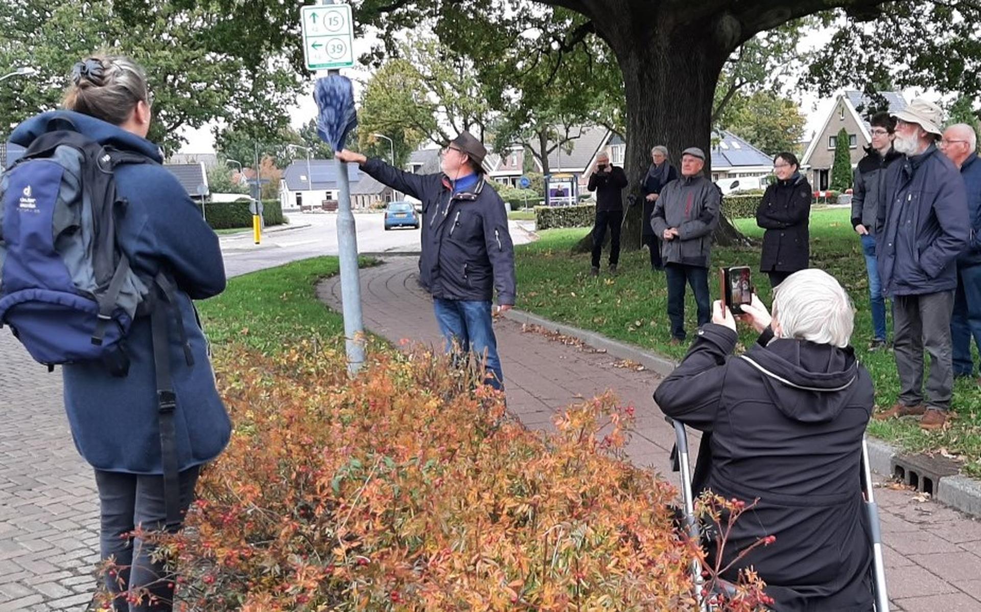 Dominee Remko Veldman onthult het bordje.