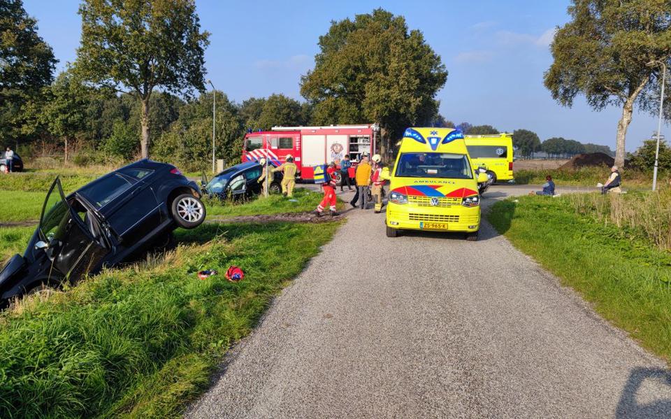 Twee autos in de sloot en gewonde bij ongeluk op kruising in Grolloo. Twee autos in de sloot en gewonde bij ongeluk op kruising in Grolloo.