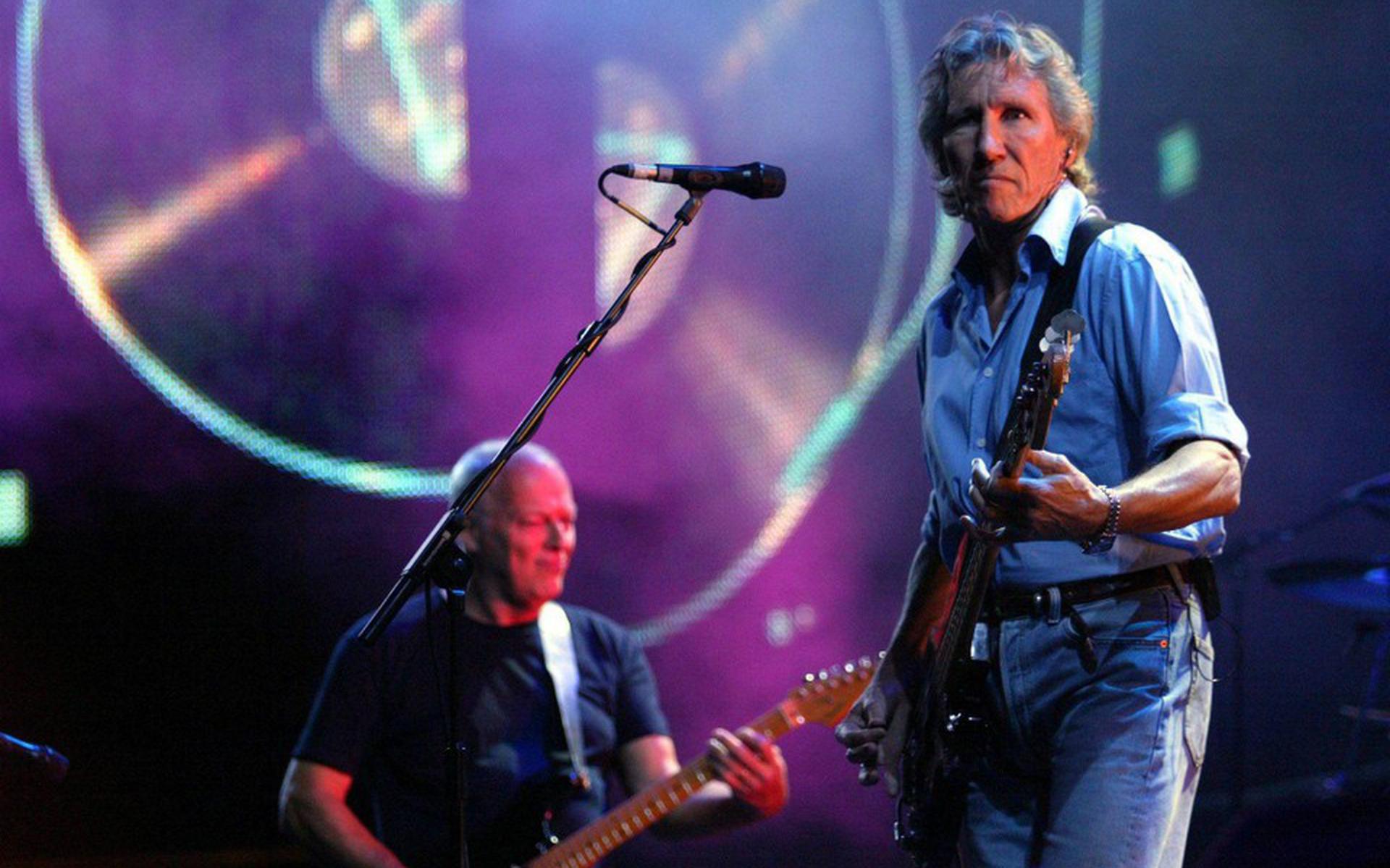 Pink Floyd tijdens Live8 in 2005. Links gitarist David Gilmour, rechts bassist Roger Waters.