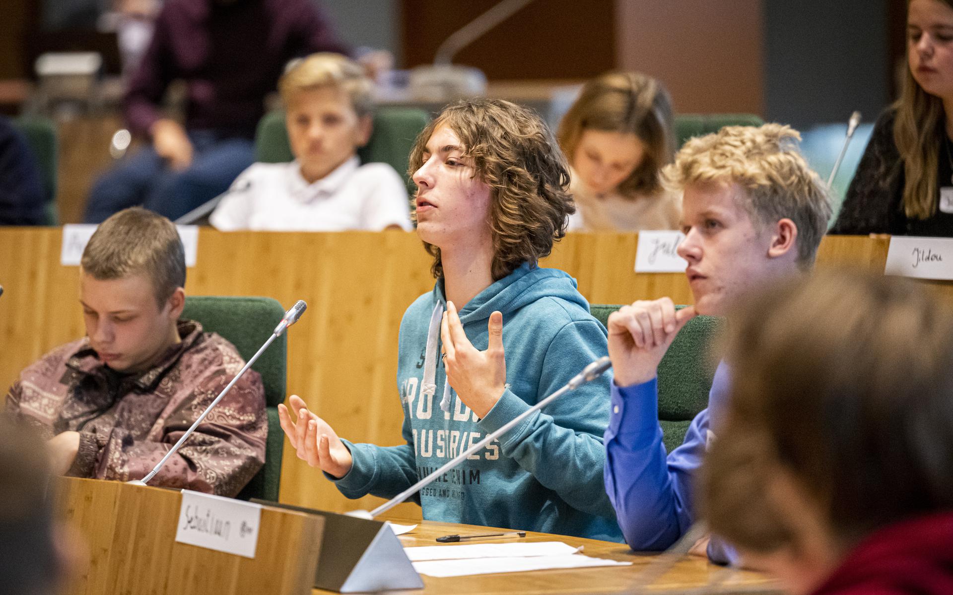 Jongeren in de statige Statenzaal op het Provinciehuis. Het Drents Parlement doet er van alles aan om inwoners meer te betrekken bij de politiek.