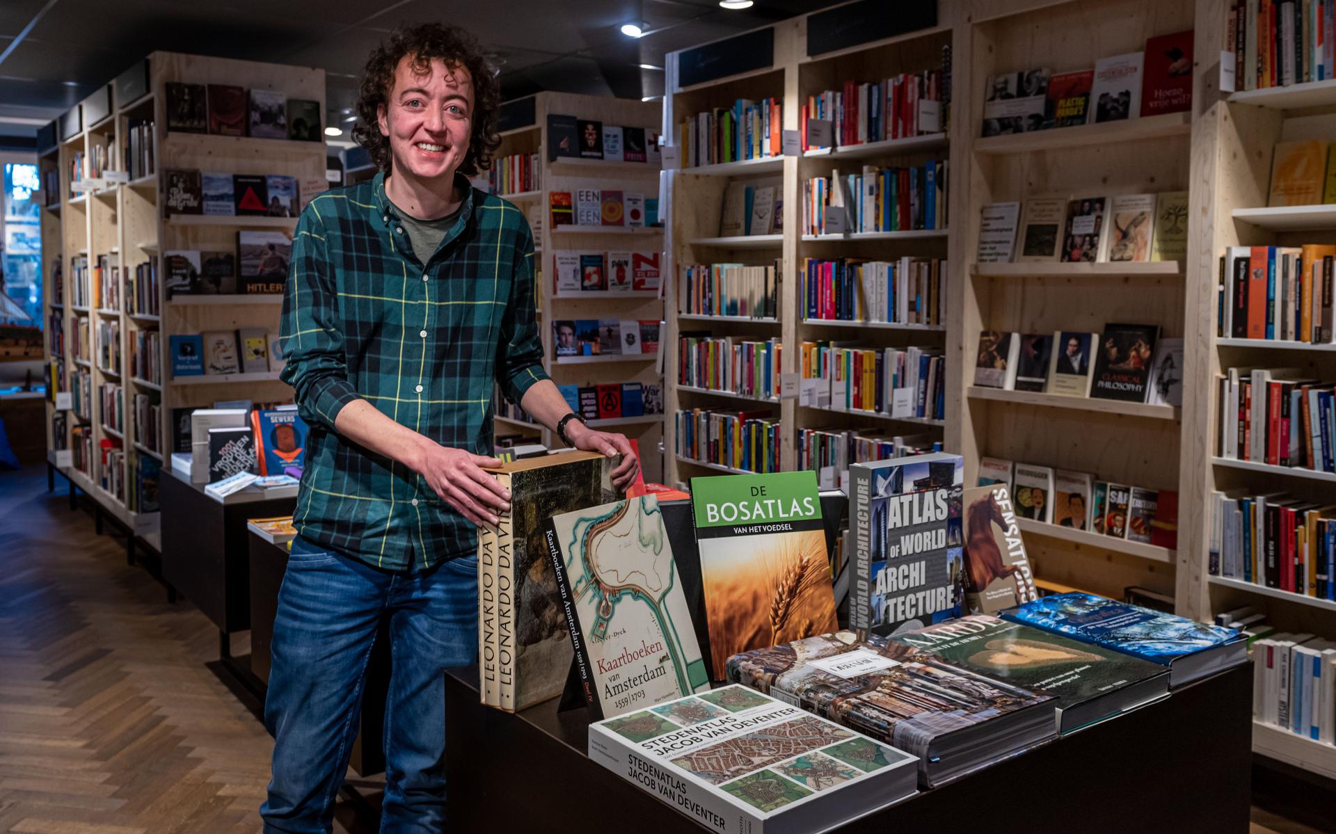 aardolie Mogelijk rechtdoor Boekhandel Van der Velde in Groningen reserveert complete bovenverdieping  voor tweedehands boeken. 'Veel mensen vinden dat er genoeg boeken zijn' -  Dagblad van het Noorden