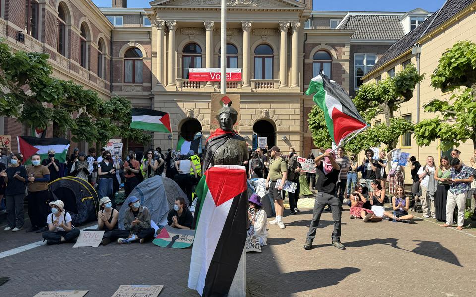 Demonstranten bij het Harmoniegebouw van de Rijksuniversiteit Groningen.
