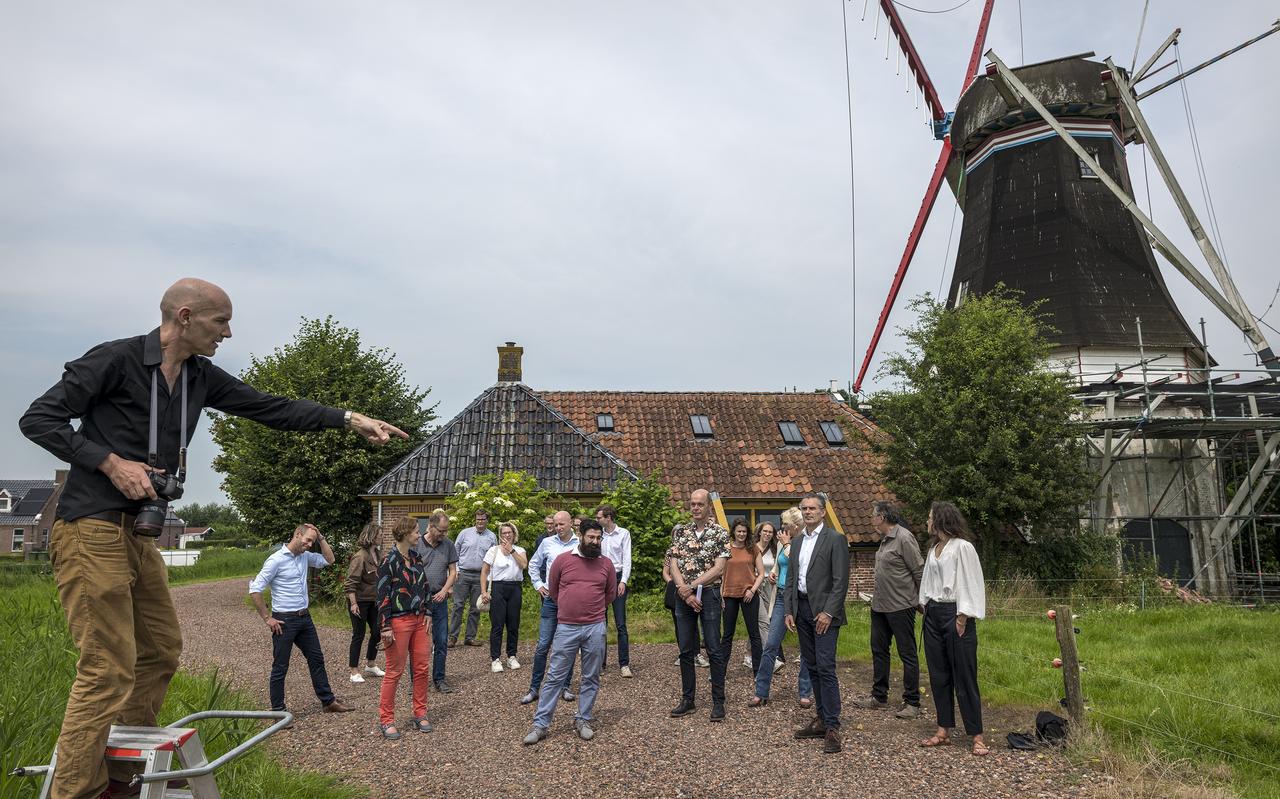Een deel van de parlementaire enquêtecommissie nabij de molen van Westerwijtwerd laat nog een laatste keer een groepsfoto maken Een deel van de parlementaire enquêtecommissie nabij de molen van Westerwijtwerd laat nog een laatste keer een groepsfoto maken