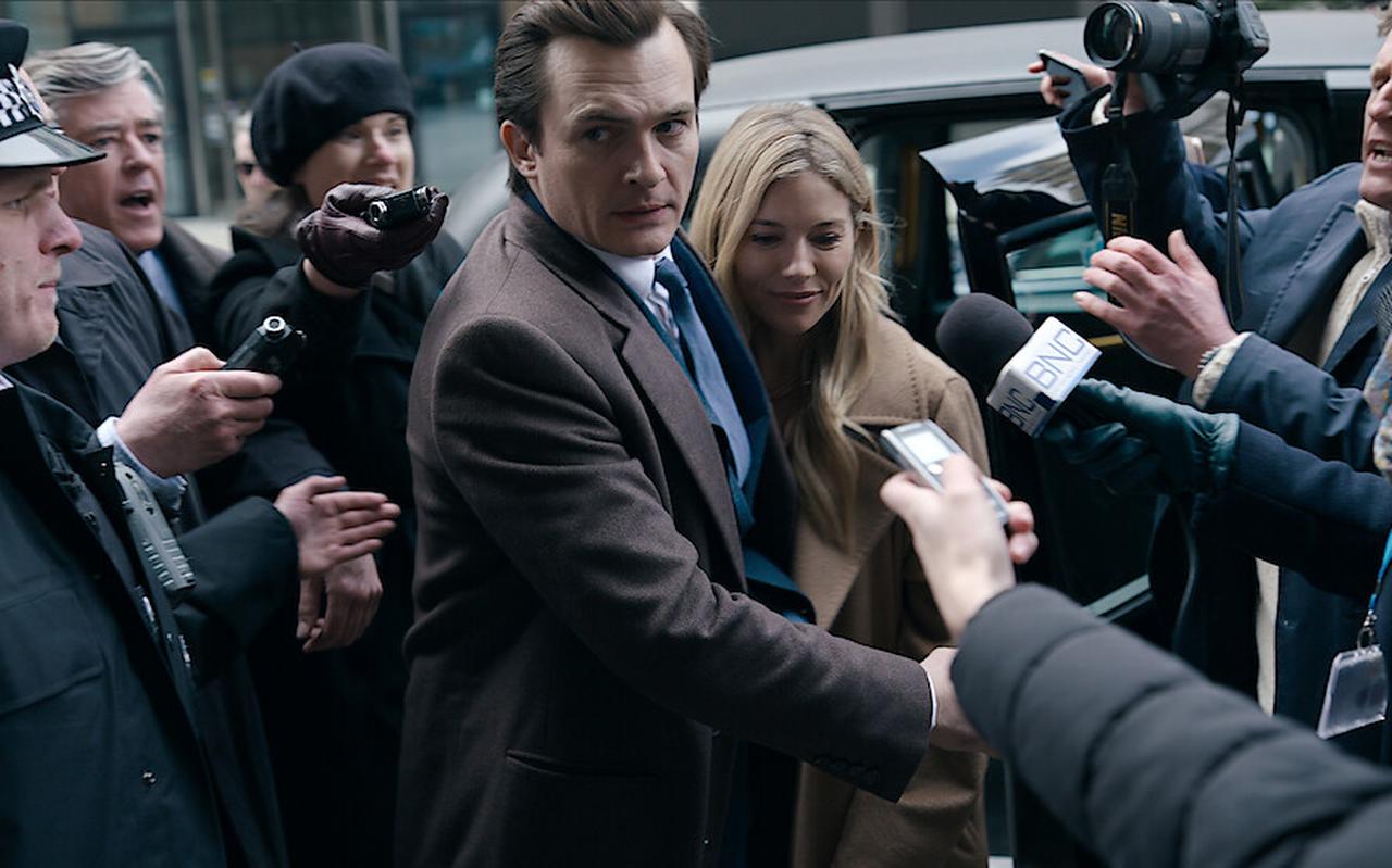 Rupert Friend en Sienna Miller in 'Anatomy of a scandal'. Rupert Friend en Sienna Miller in 'Anatomy of a scandal'.