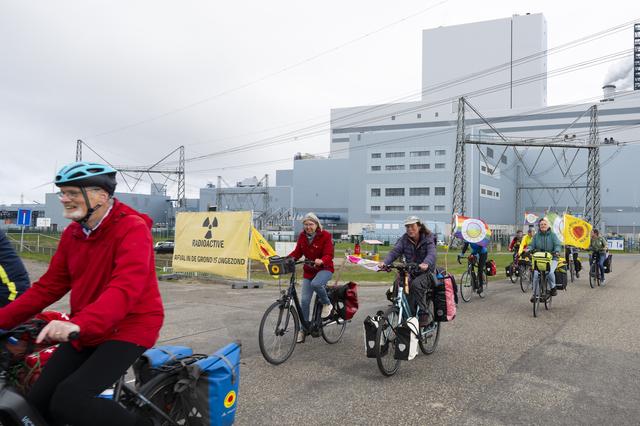 Op de fiets van Eemshaven naar Borssele tegen kernenergie. ‘Jongeren moeten de pijn eerst voelen’