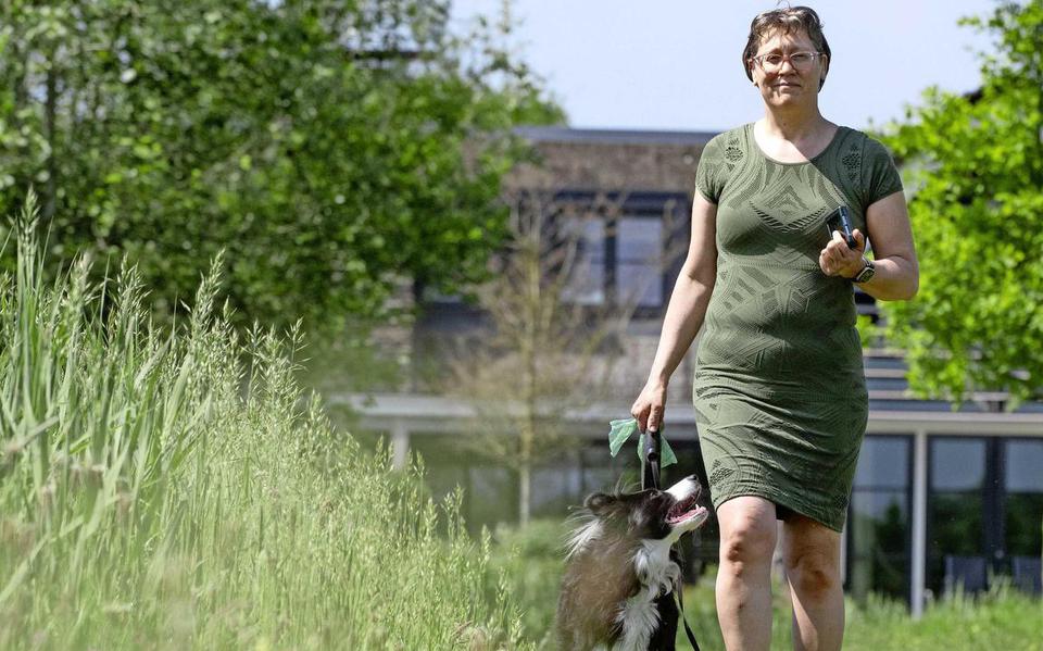 Karoline Wolvekamp wandelt met haar hond in haar eigen buurt in Veenendaal