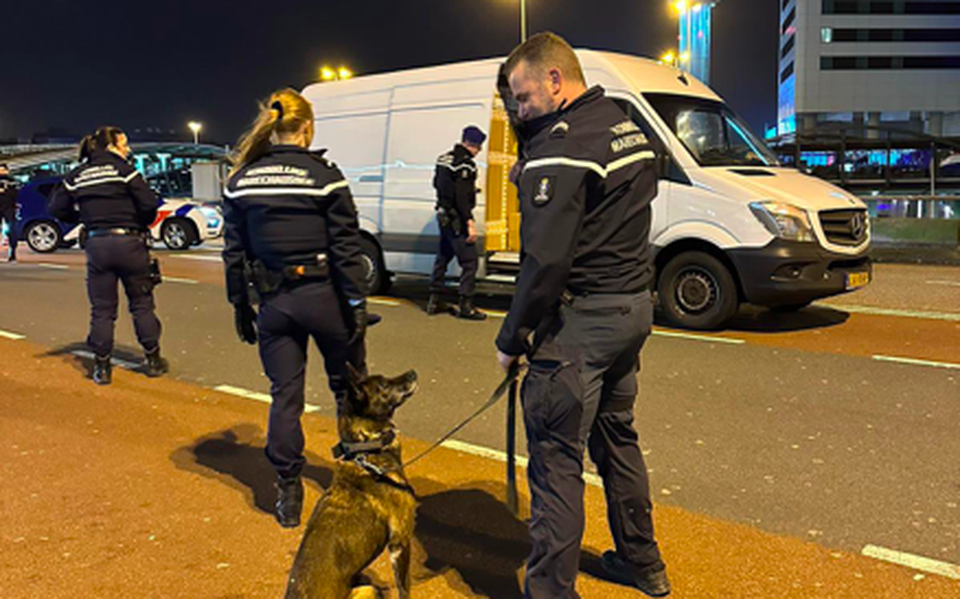 Pakketbezorger Parkeert Volgeladen Bus Bij Schiphol En Stapt Op Het ...