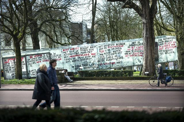 Tschumipaviljoen in Groningen beklad met antikapitalistische leuzen. ‘Wil een mentaal deurtje open w
