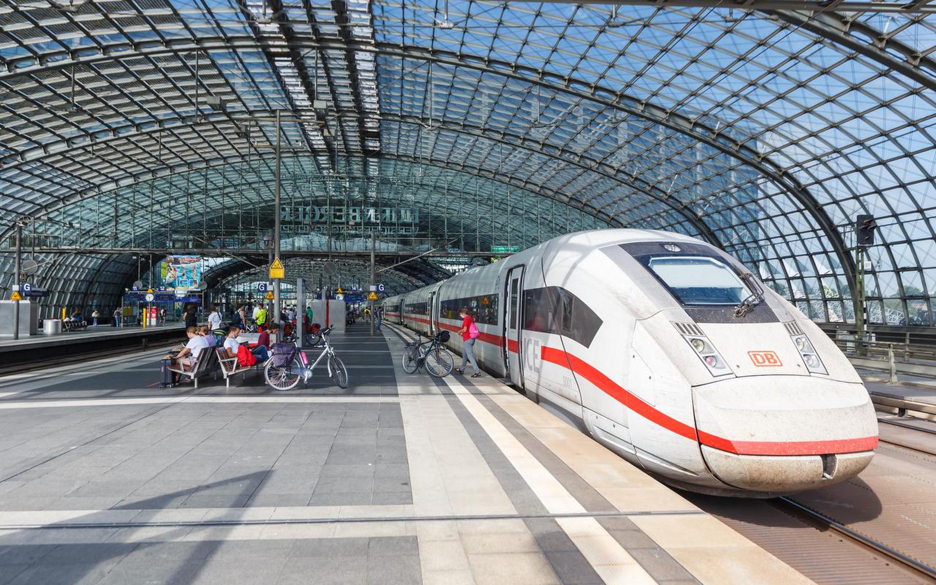De nieuwe ICE 4 Hoge Snelheidstrein (HSL) in Berlijn op het Hauptbahnhof.