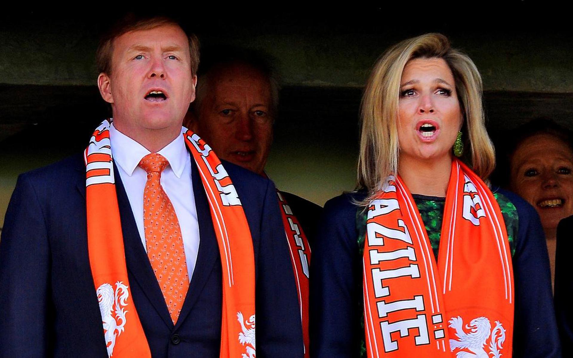Koning Willem-Alexander en koningin Máxima zingen het Wilhelmus bij een wedstrijd van het Nederlands voetbalelftal. Foto Archief ANP/Koen van Weel