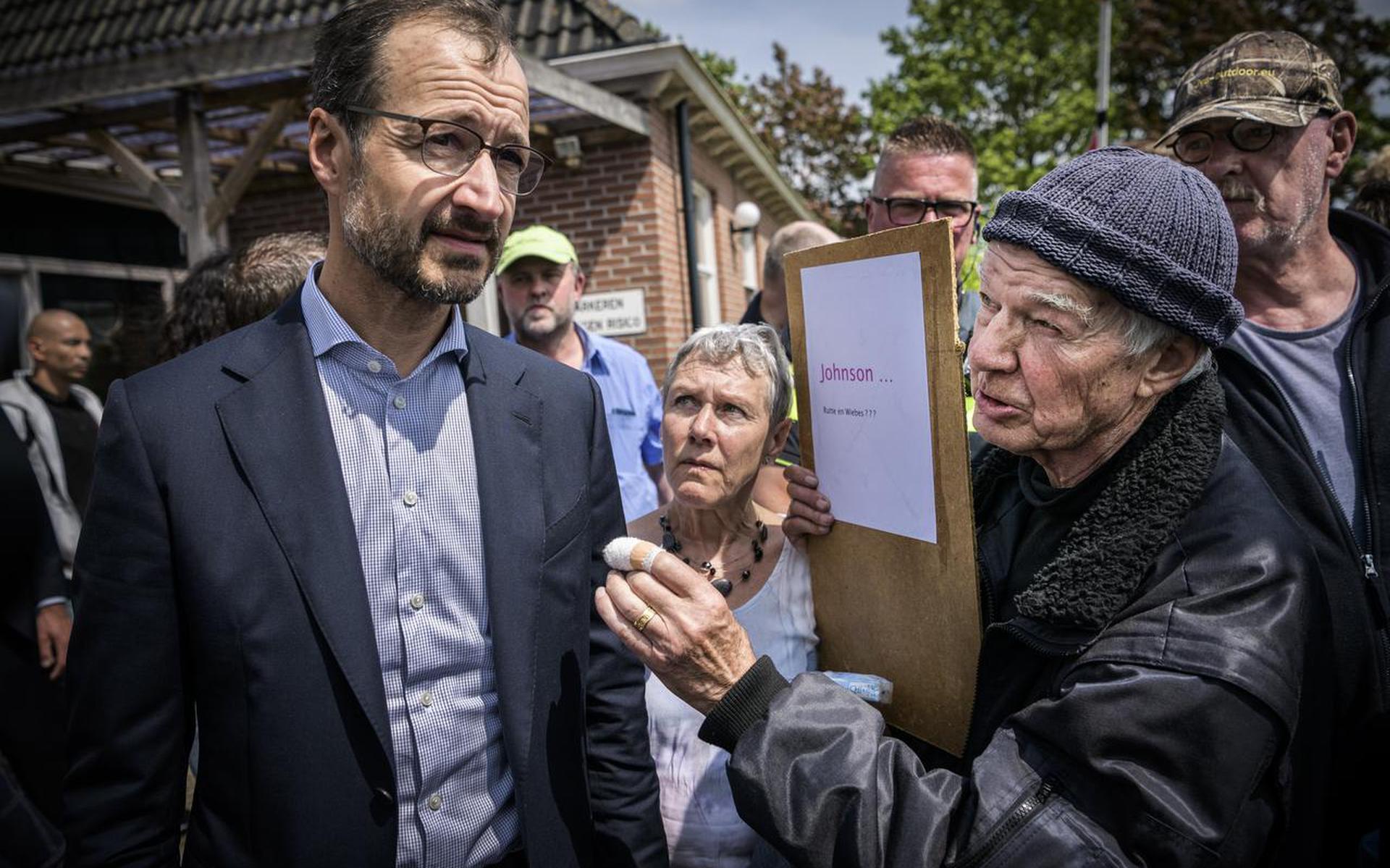 Eric Wiebes, minister van Economische Zaken, wordt aangesproken door boze Groningers tijdens een werkbezoek aan Westerwijtwerd in 2019.
