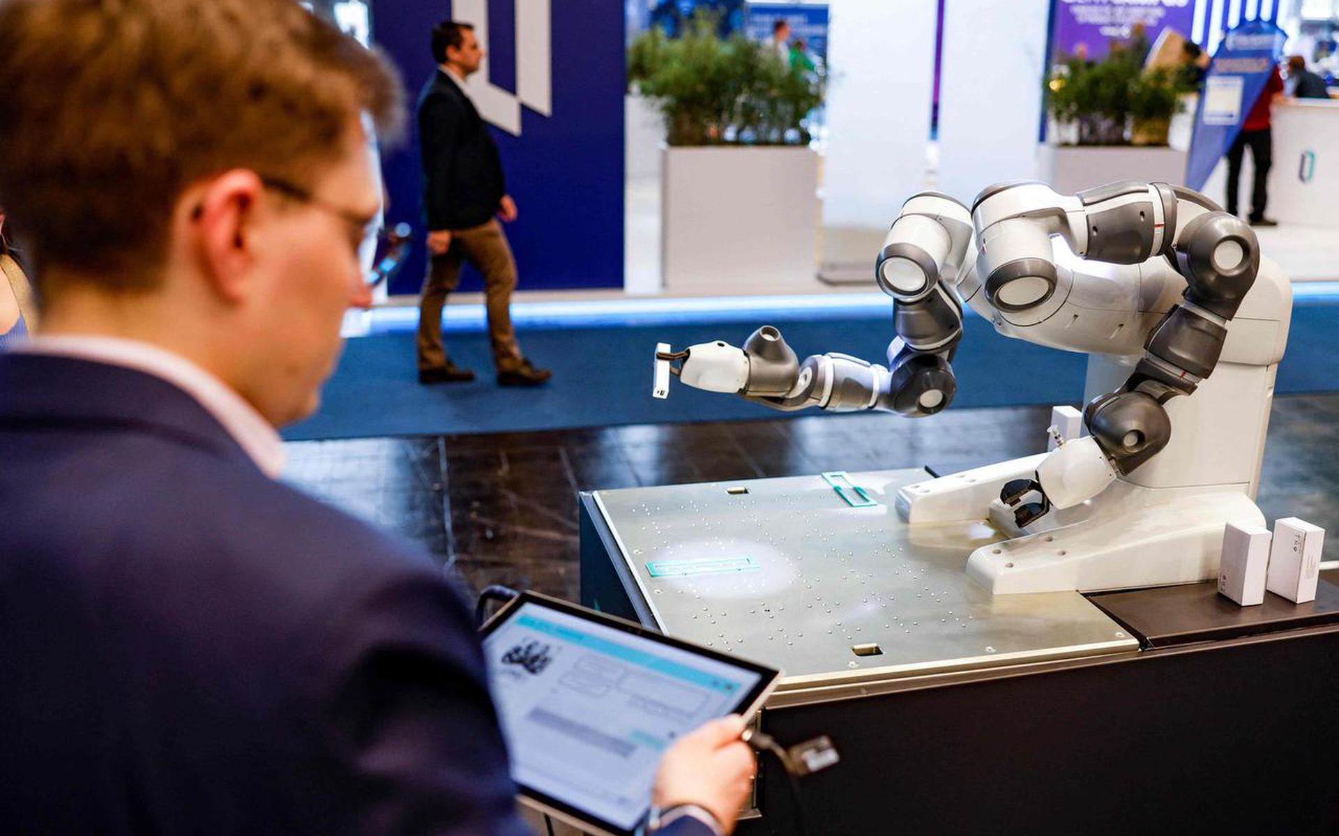 Een robot beantwoordt vragen op een techbeurs in het Duitse Frankfurt in april.