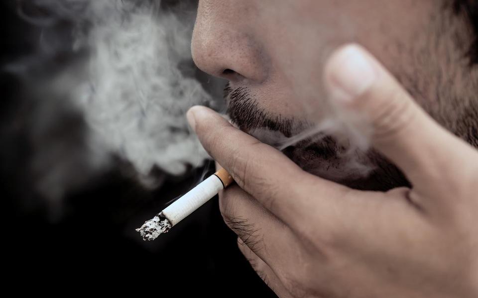 De sigaret is net zo verslavend als heroïne en cocaïne, maar op meer plekken verkrijgbaar dan brood. Foto Shutterstock

