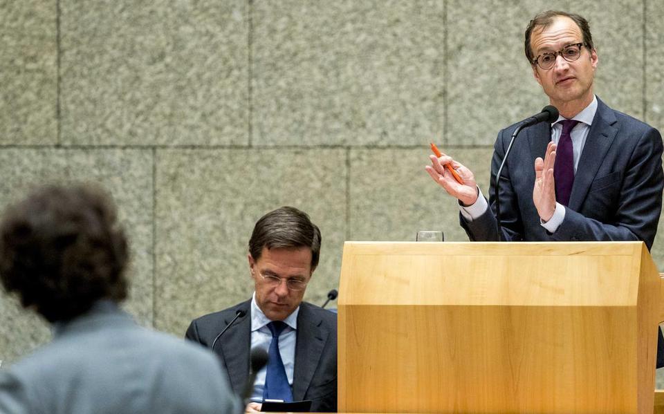 Minister Eric Wiebes van Economische Zaken en Klimaat met naast zich premier Mark Rutte onder vuur over de memo’s rond de afschaffing van de dividendbelasting. Foto ANP/Jerry Lampen
