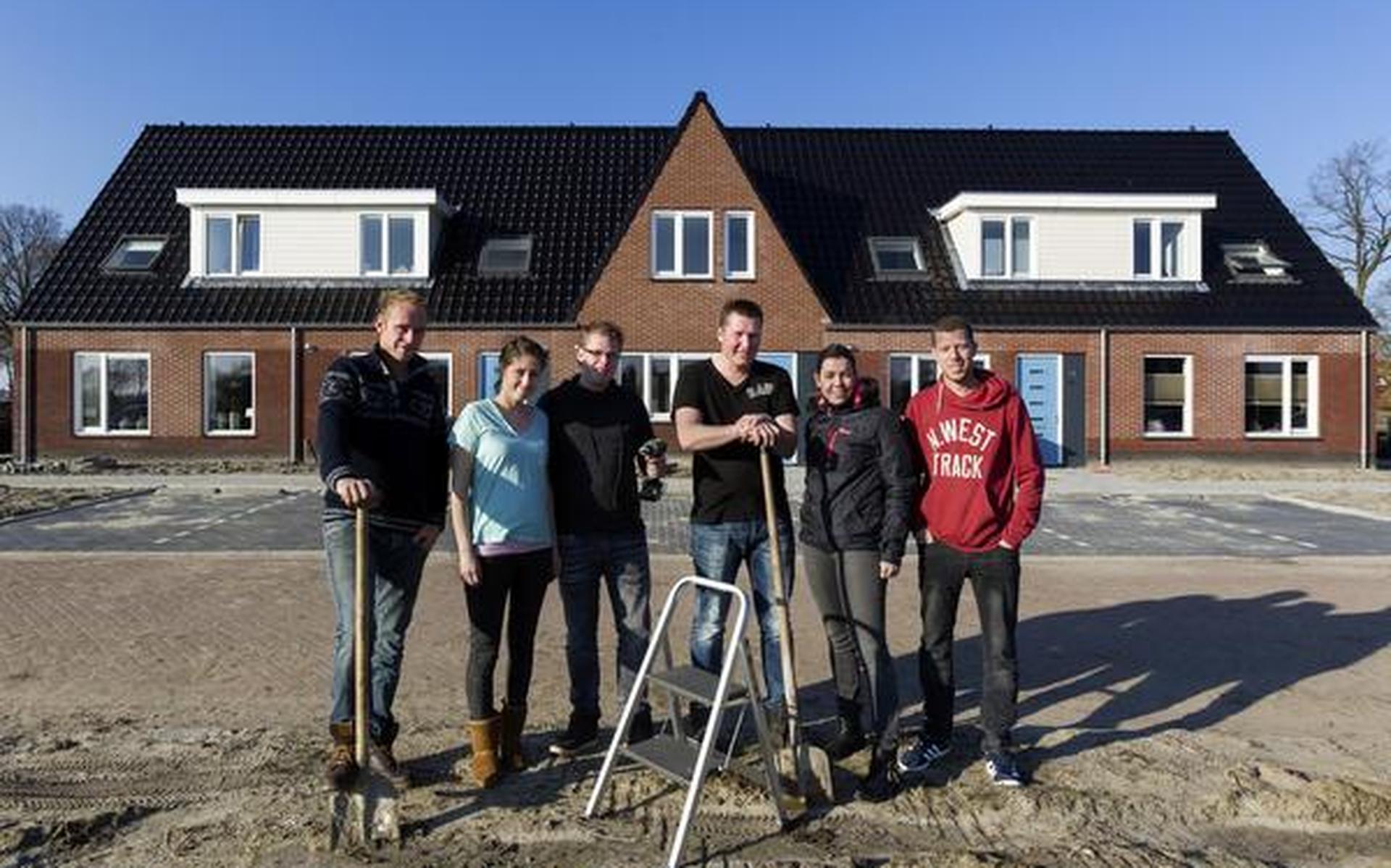 Vriendenclub bouwt eigen huizenblok