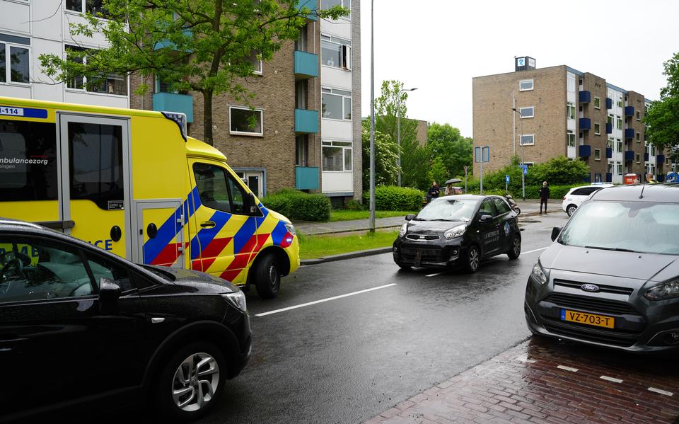 Fietser gewond na ongeluk met auto in Groningen, Rijkswaterstaat waarschuwt voor gevaarlijke situaties tijdens code geel.