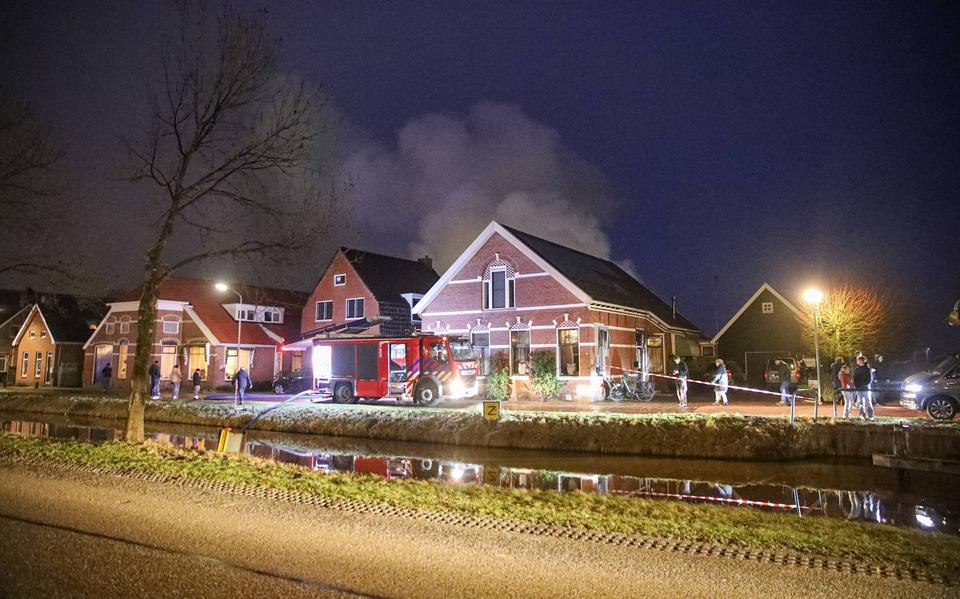 Uitslaande brand in Nieuwe Pekela en man uit Emmen overlijdt bij verkeersongeval in Waddinxveen.