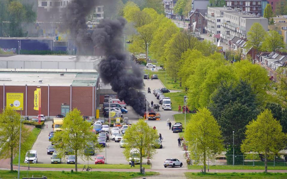 Auto vat vlam op parkeerplaats bouwmarkt in Groningen en motorrijder ernstig gewond bij ongeluk op N362.