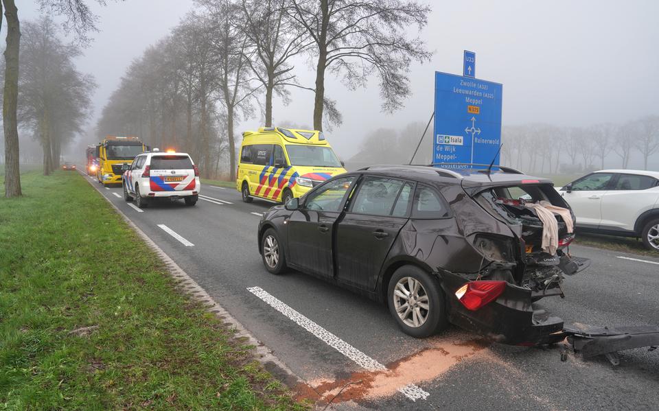 Kop-staartbotsing op N375 tussen Meppel en Koekange: weg volledig afgesloten.