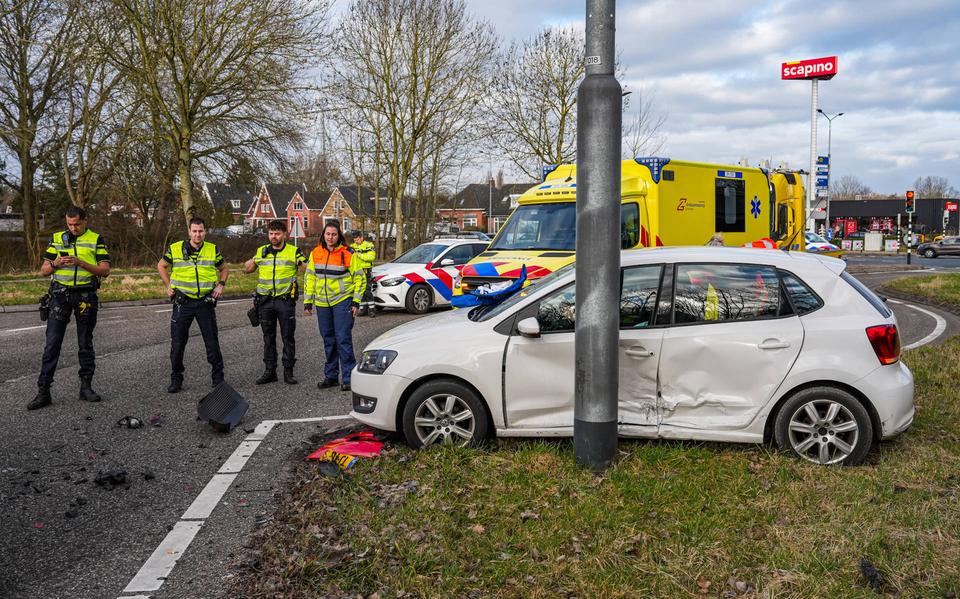 Automobilist raakt gewond door botsing op oprit in Groningen, auto brandt uit in Emmen.