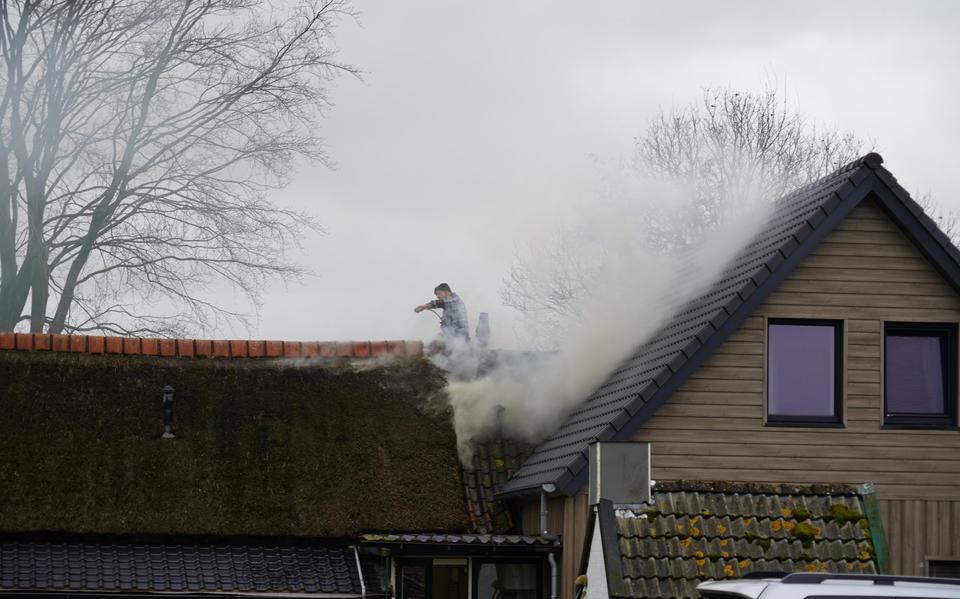 Fietser gewond bij aanrijding in Roden & brand in rieten dak van woning in Ruinerwold.