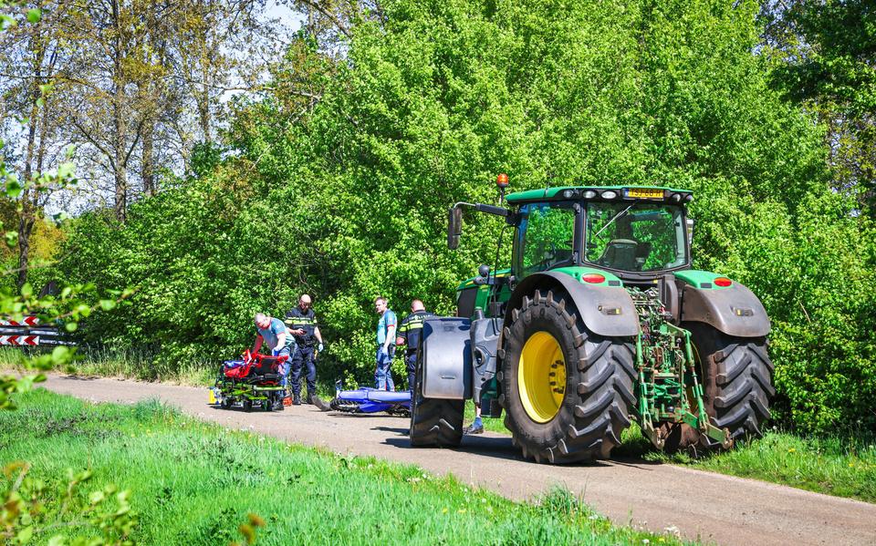 Crossmotor en trekker in botsing bij Ter Apel.