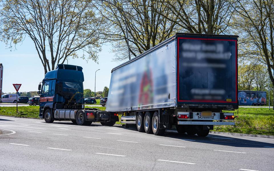 Scooterrijder gewond bij ongeluk in Norg en oplegger valt van vrachtwagen in Emmen.