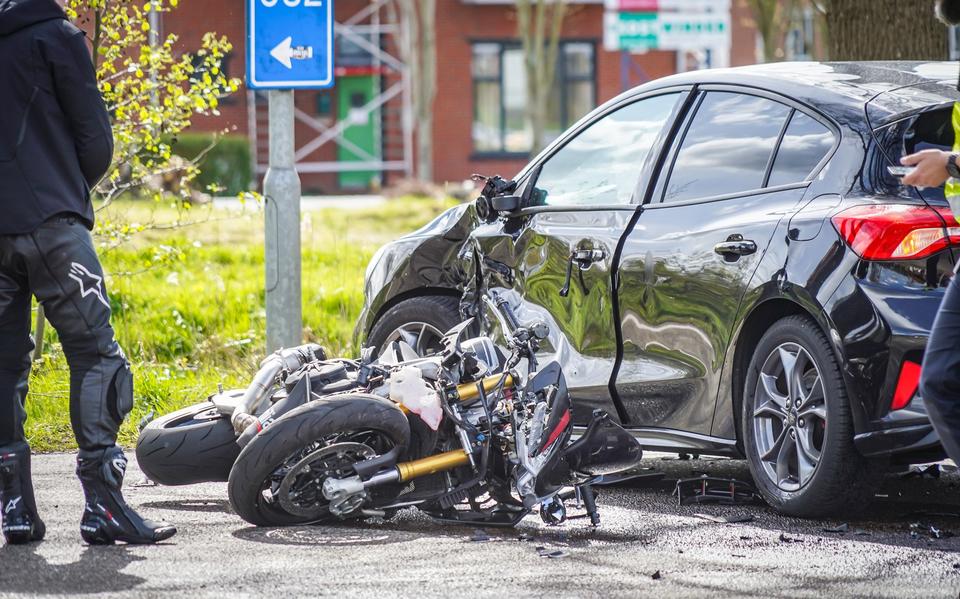 Motorrijder ernstig gewond bij aanrijding in Kolham en file op A28 tussen Eelde en Groningen.